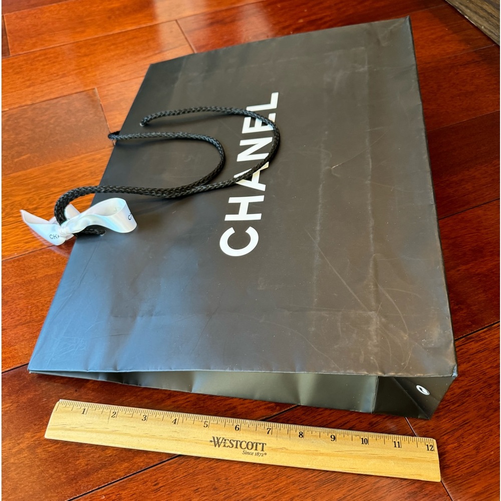 We’ve Chanel gift bag - Picture 5 of 6